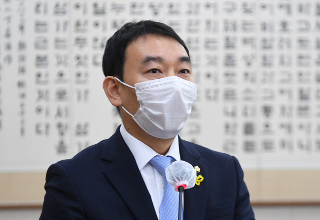 더불어민주당 김용민 의원이 21일 서울 여의도 국회에서 열린 법제사법위원회 전체회의에 참석해 고위공직자수사처 설치 및 운영에 관한 법률 일부개정법률안 제안설명을 하고 있다. 연합뉴스