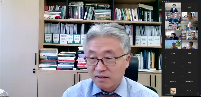 김명환 서울대 교수가 온라인 줌 프로그램을 통해 초청 강연을 하고 있다. 전창훈 기자