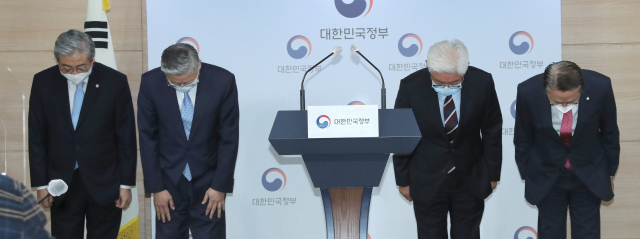김영훈 고려대학교 의료원장(왼쪽부터)과 김영모 인하대학교 의료원장, 김연수 서울대학교병원장, 윤동섭 연세대학교 의료원장 등 주요 병원장들이 8일 정부서울청사에서 의대생들이 의사국가고시에 응시하지 않은 것에 대해 사과하는 성명을 발표하며 고개 숙여 인사하고 있다. 연합뉴스