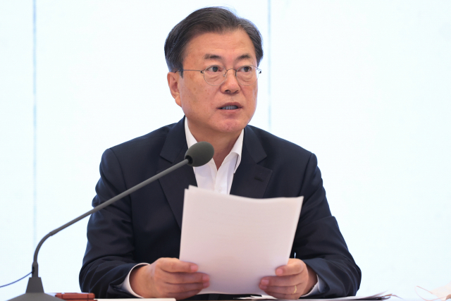 문재인 대통령이 14일 라임·옵티머스 펀드 의혹 해소를 위해 청와대가 검찰 수사에 적극 협조할 것을 지시했다. 연합뉴스