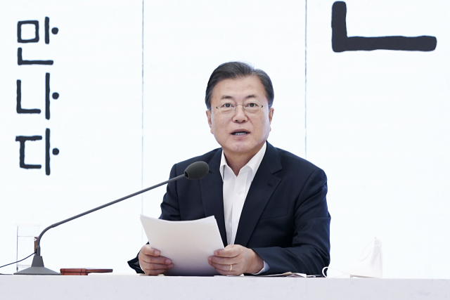 문재인 대통령이 8일 청와대에서 사회서비스원 돌봄종사자들과 영상 간담회를 하고 있다. 연합뉴스