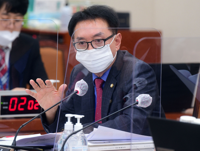 국민의힘 김석기 의원이 8일 국회에서 열린 외교통일위원회의 통일부 등에 대한 국정감사에서 질의하고 있다. 연합뉴스