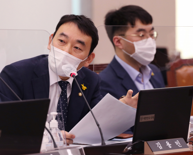 더불어민주당 김용민 의원이 8일 국회에서 열린 법제사법위원회의 헌법재판소 등에 대한 국정감사에서 박종문 헌법재판소 사무처장에게 질의하고 있다. 연합뉴스