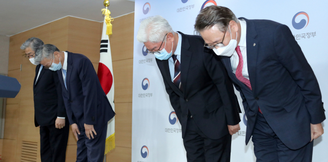 김영훈 고려대학교 의료원장(왼쪽부터)과 김영모 인하대학교 의료원장, 김연수 서울대학교 병원장, 윤동섭 연세대학교 의료원장 등 주요 병원장들이 8일 정부서울청사에서 의대생들이 의사국가고시에 응시하지 않은 것에 대해 사과하는 성명을 발표하며 고개 숙여 인사하고 있다. 연합뉴스