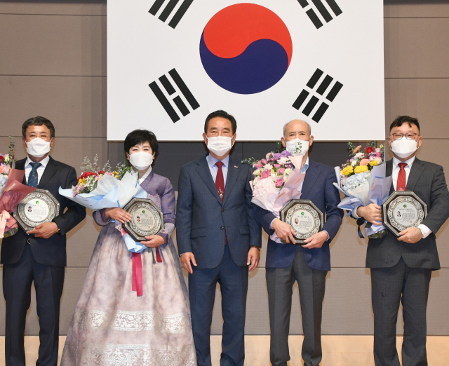 대구 달성군민상 및 자랑스런 달성인상 수상자들이 김문오 달성군수와 기념사진을 찍고 있다. 왼쪽부터 이곤수 회장, 이호연 회장. 김 군수, 나춘호 회장, 한병찬 교수. 달성군 제공