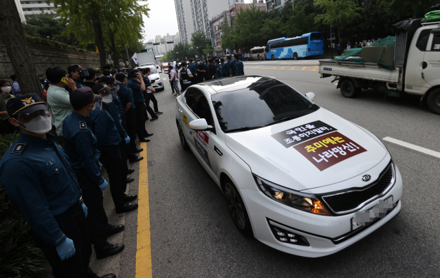 개천절인 3일 오후 서울 광진구 추미애 법무부 장관 자택 부근 도로에서 보수를 표방하는 단체인 