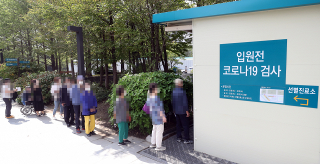 서울 아산병원의 입원 예정자들이 코로나19 검사를 위해 대기하고 있다. 연합뉴스