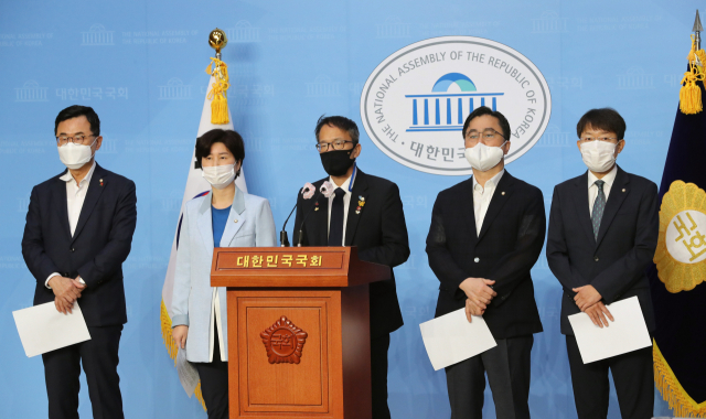 백혜련 간사, 박주민 의원 등 더불어민주당 소속 국회 법사위원들이 24일 오전 서울 여의도 국회 소통관에서 공수처장 후보자추천위원회 위원추천 촉구 기자회견을 하고 있다. 연합뉴스