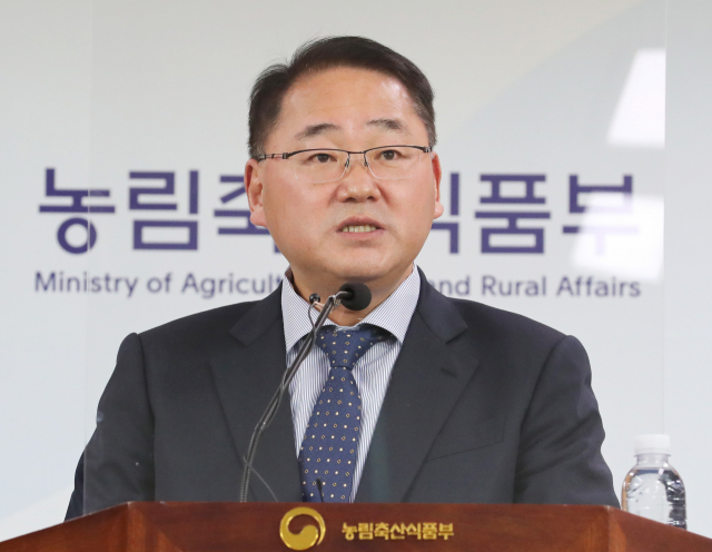 김종훈 농림축산식품부 기획조정실장이 지난 8일 세종시 정부세종청사에서 2020년산 쌀 수확기 수급안정 대책을 발표하고 있다. 연합뉴스