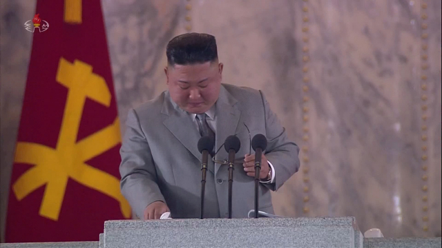 북한이 10일 노동당 창건 75주년 기념 열병식을 열었다고 조선중앙TV가 보도했다. 회색 양복을 입은 김정은 위원장이 연설을 하던 중 재난을 이겨내자고 말하며 울컥한 듯 안경을 벗고 눈물을 훔치고 있다. [국내에서만 사용가능. 재배포 금지. For Use Only in the Republic of Korea. No Redistribution] 연합뉴스