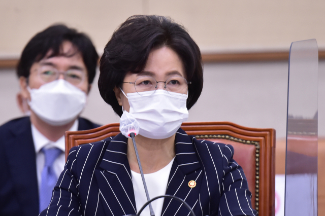 추미애 법무부 장관이 지난달 21일 서울 여의도 국회에서 열린 법제사법위원회 전체회의에서 의원질의에 답변하고 있다. 연합뉴스