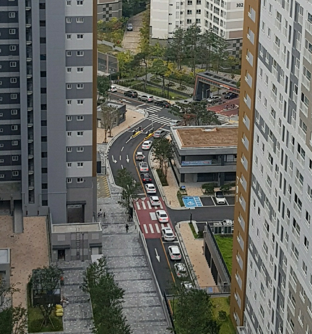 경북도청 신도시 코오롱하늘채 아파트 차량 출입구와 인근 대단지 아파트 차량 출입구가 주도로로 이어진 유일한 통로에서 겹쳐 출근시간 쏟아져 나오는 차량들로 인해 교통체증을 빚고 있다. 윤영민 기자