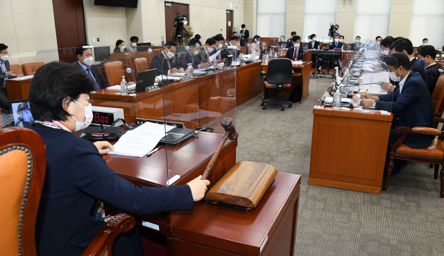 서영교 국회 행정안전위원장이 12일 인사혁신처, 공무원연금공단에 대한 행안위 국정감사를 주재하고 있다. 연합뉴스