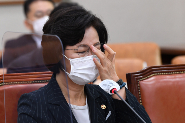 추미애 법무부 장관이 12일 서울 여의도 국회에서 열린 법제사법위원회의 법무부 등에 대한 국정감사에서 안경을 고쳐쓰고 있다. 연합뉴스