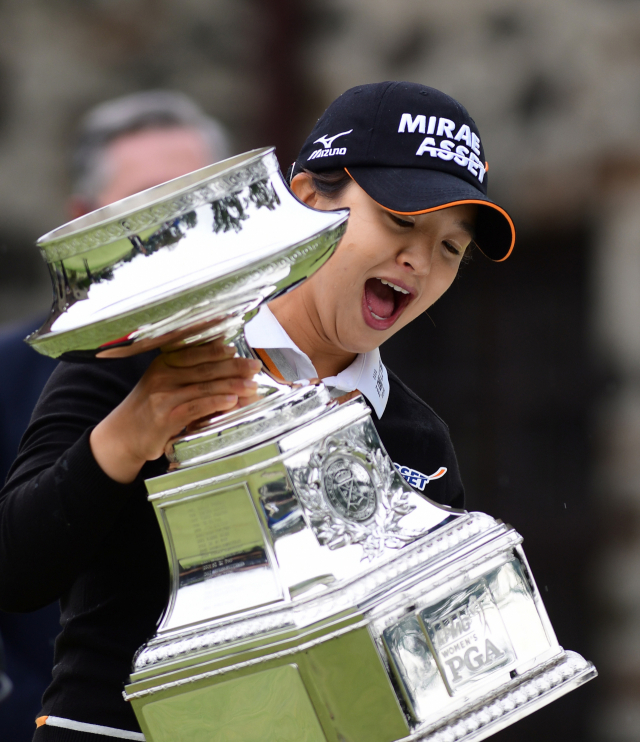 김세영(27)이 12일 미국 펜실베이니아주 뉴타운 스퀘어의 애러니밍크 골프클럽에서 열린 KPMG 여자 PGA 챔피언십에서 우승한 뒤 트로피를 들어 올리며 기뻐하고 있다. 최종합계 14언더파 266타를 기록한 김세영은 박인비(9언더파 271타)를 5타 차로 제치고 우승했다. 연합뉴스