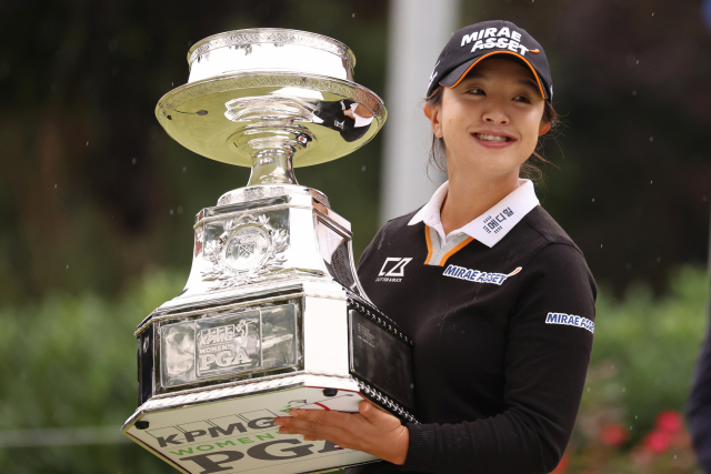 김세영(27)이 12일 미국 펜실베이니아주 뉴타운 스퀘어의 애러니밍크 골프클럽에서 열린 KPMG 여자 PGA 챔피언십에서 우승한 뒤 트로피를 들어 보이고 있다. 최종합계 14언더파 266타를 기록한 김세영은 박인비(9언더파 271타)를 5타 차로 제치고 우승했다. 연합뉴스