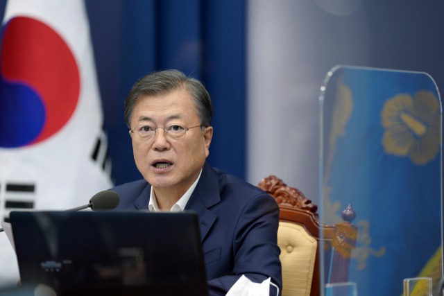 문재인 대통령이 12일 청와대에서 수석·보좌관 회의를 주재하고 있다. 연합뉴스