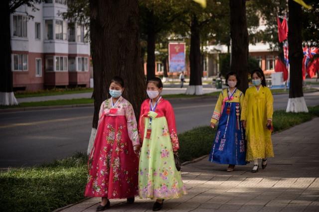 지난 10일 북한 노동당 창건 75주년 기념일을 맞아 한복을 입은 여성들이 평양 거리를 걸어가고 있다. 연합뉴스