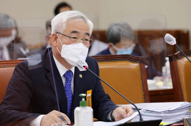 김종석 기상청장이 12일 국회 환경노동위원회의 기상청 및 산하기관에 대한 국정감 사에 출석, 의원들의 질문에 답변하고 있다. 연합뉴스