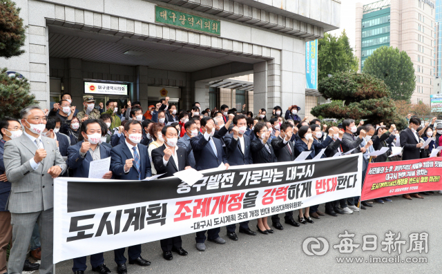 12일 상업지역 내 주거용 용적률을 400%로 제한하는 내용의