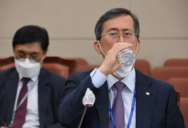 정재훈 한국수력원자력 사장이 12일 국회에서 열린 과학기술정보방송통신위원회 국정감사에서 물을 마시고 있다. 연합뉴스