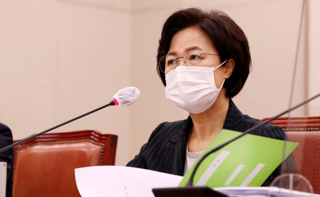 추미애 법무부 장관이 12일 국회 법제사법위원회에서 진행된 법무부 국정감사에서 질의에 답변하고 있다. 연합뉴스
