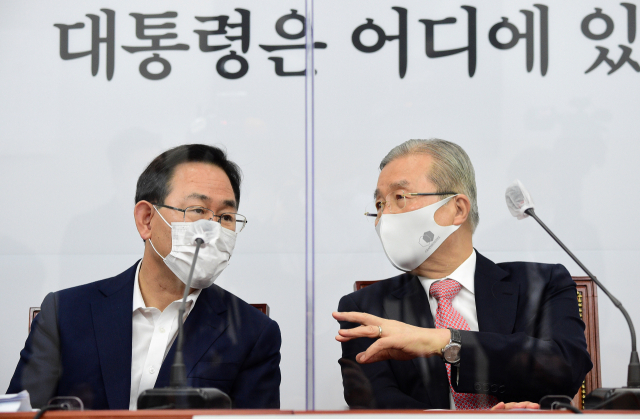 국민의힘 김종인 비상대책위원장(오른쪽)과 주호영 원내대표가 12일 오전 서울 여의도 국회에서 열린 비상대책위원회의에서 대화하고 있다. 연합뉴스