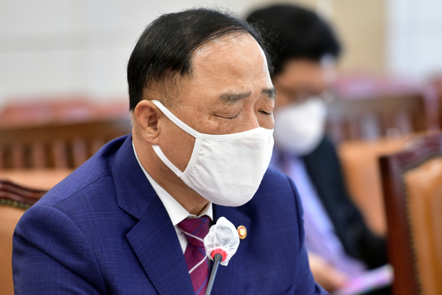 홍남기 경제부총리 겸 기획재정부 장관이 지난 8일 국회 기획재정위원회의 기재부 조세정책에 대한 국정감사에 출석하고 있다. 연합뉴스
