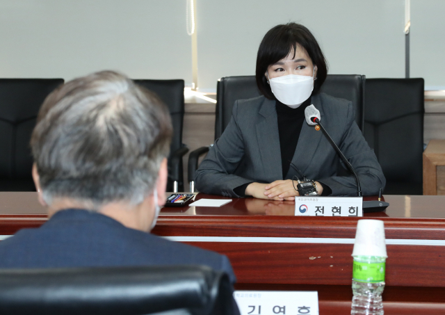 전현희 국민권익위원장이 8일 정부서울청사에서 의대생의 의사국가고시 미응시 관련 전국 주요 대학 의료원장과 병원장을 면담하고 있다. 이들은 권익위원장을 면담하기 전 의사국가고시에 응시하지 않은 것에 대해 사과 성명을 발표했다. 이날 간담회에는 윤동섭 연세대학교 의료원장, 김영훈 고려대학교 의료원장, 김연수 서울대학교병원장, 김영모 인하대학교 의료원장 등이 참석했다. 연합뉴스