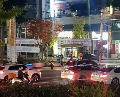안동경찰서는 12일 저녁 옥동 등 안동 주택가와 번화가 인근에서 전동킥보드 불법 이용객에 대한 심야 단속을 시행했다. 독자 제공