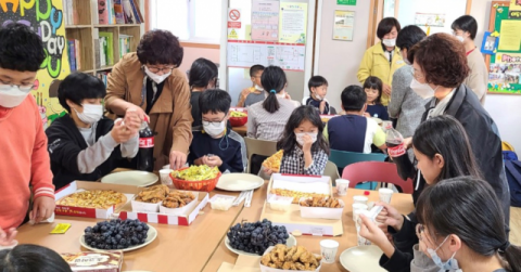 경남 합천군 정심회 회원들이 아동센터를 찾아 생일잔치를 열고 있다