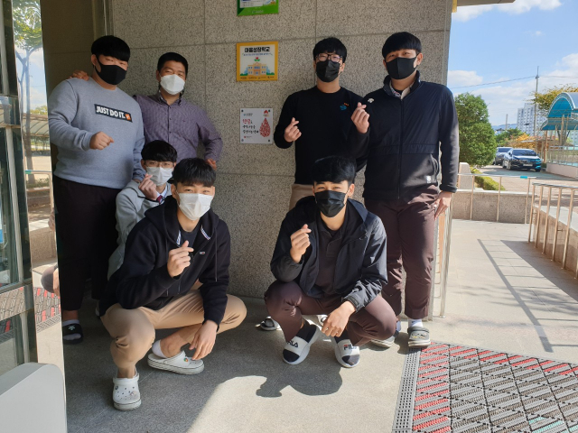 경북 구미 사곡고 봉사동아리 희망원정대 학생들이 헌혈증 101매를 한국 백혈병소아암협회에 13일 기증했다. 사곡고 제공