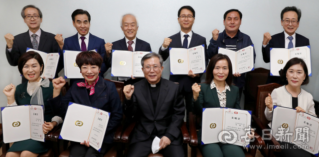 매일신문 제19기 독자위원회가 13일 매일신문 3층 회의실에서 코로나19로 연기됐던 출범식을 갖고 10명의 독자위원들에게 위촉장을 전달했다. 앞줄 왼쪽부터 정해명 내부모요양돌봄타운 원장, 남궁현숙 (주)예성디자인 대표, 이상택 매일신문 사장, 권혜숙 대구경동초등학교 교장, 배성아 대구공업대학교 교수. 뒷줄 왼쪽부터 한경수 이전한방연구회 대표, 안상규 (주)안상규벌꿀 대표, 배병일 영남대 법학전문대학원 교수, 김종원 (주)다온이앤씨 대표, 강성운 SM우방 수석, 김두원 대구국제학교 상임이사. 정운철 기자 woon@imaeil.com