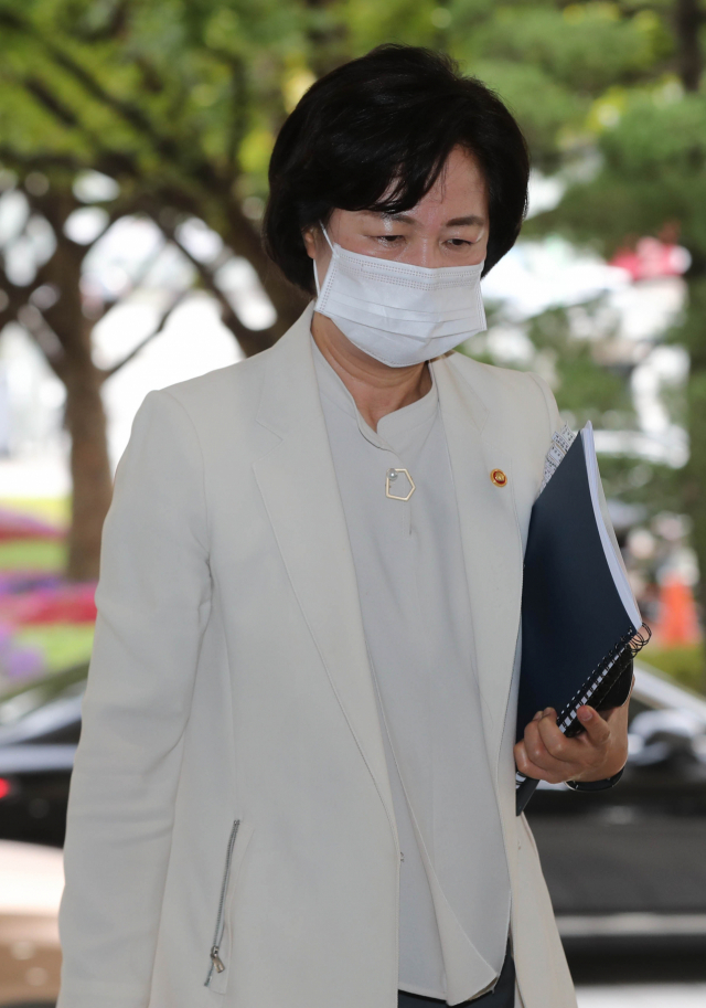추미애 법무부 장관이 13일 오전 국무회의에 참석하기 위해 정부서울청사에 출근하고 있다. 연합뉴스