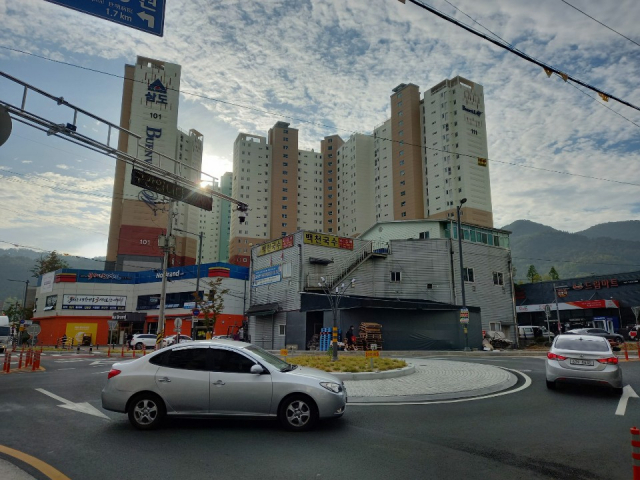 경산 백천동 삼도뷰엔빌W 아파트 입구 교차로에는 당초 신호등이 설치됐으나 주민 불편 민원에 따라 경산시가 2억원의 예산을 들여 회전식 교차로로 바꿨다. 김진만 기자