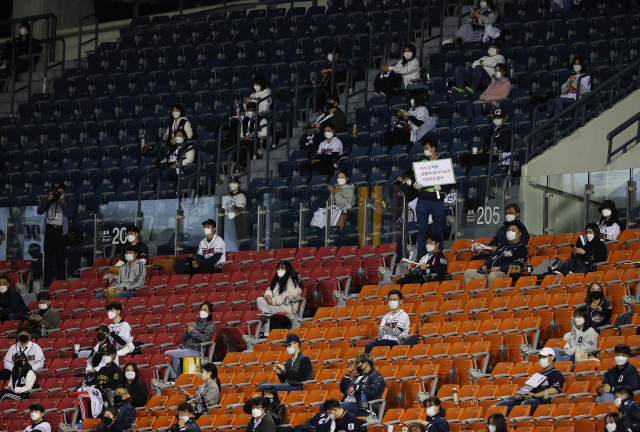 13일 오후 서울 송파구 잠실야구장에서 열린 프로야구 한화와 두산의 경기에서 야구팬들이 응원을 하고 있다. 기사와 직접적인 연관 없음. 연합뉴스