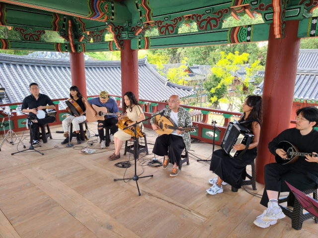 가수 하림과 밴드 블루카멜앙상블이 경북 안동 선성현문화단지에서 버스킹 공연을 하고 있다. 경북도 제공