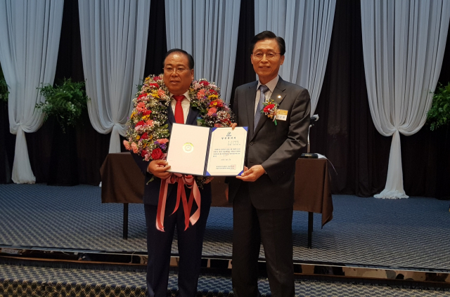 이정철 11대 대한전문건설협회 경상북도회장(왼쪽)이 14일 임시총회에서 연임에 성공해 2023년까지 12대 회장 임무를 수행한다.