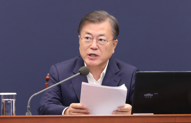문재인 대통령이 지난 12일 청와대에서 수석·보좌관 회의를 주재하고 있다. 연합뉴스