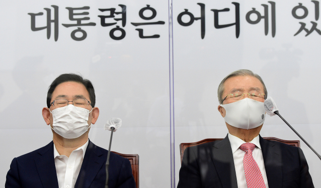 국민의힘 김종인 비상대책위원장(오른쪽)과 주호영 원내대표가 12일 오전 서울 여의도 국회에서 열린 비상대책위원회의에서 참석자 발언을 듣고 있다. 연합뉴스