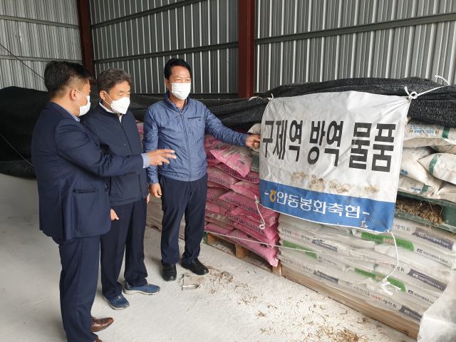 전세우(왼쪽부터) 농협사료 경북지사장, 김춘안 경북농협 본부장, 전형숙 안동봉화축협 조합장이 방역물품을 점검하고 있다. 경북농협 제공