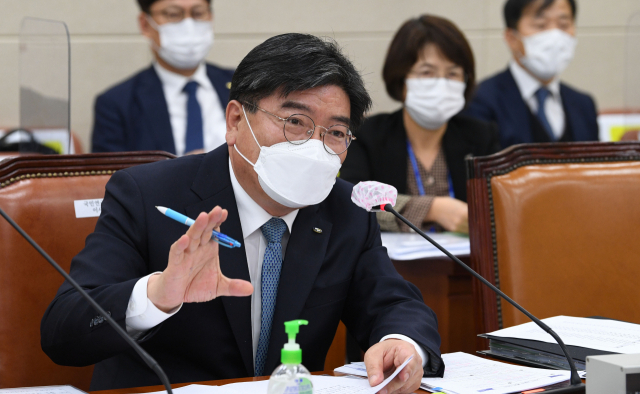 김용진 국민연금공단 이사장이 14일 국회 보건복지위원회에서 열린 국민연금공단 국정감사에서 답변하고 있다. 연합뉴스