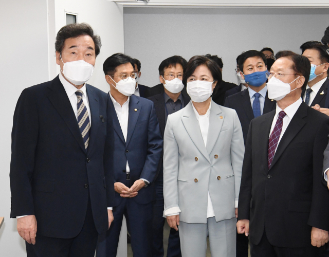 더불어민주당 이낙연 대표(왼쪽)가 14일 오후 정부과천청사에 마련된 고위공직자범죄수사처(공수처) 입주 청사를 방문, 시설을 살펴보고 있다. 가운데는 추미애 법무부 장관, 오른쪽은 남기명 공수처설립준비단장. 연합뉴스