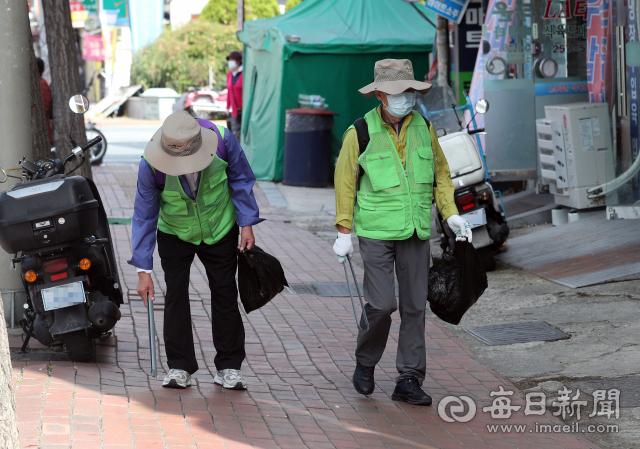 노인일자리사업 참여자들이 14일 대구 서문시장 일대에서 쓰레기를 주우며 환경정비 작업을 하고 있다. 성일권 기자 sungig@imaeil.com