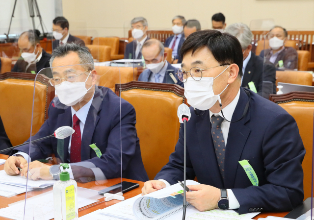 주대영 대구지방환경청장이 14일 국회 환경노동위원회에서 열린 중앙환경분쟁조정위원회·국립환경과학원 등 국정감사에서 답변하고 있다. 연합뉴스