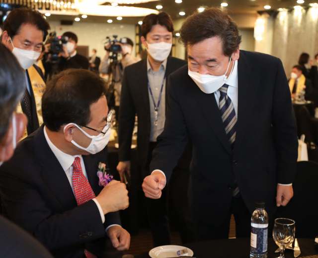 더불어민주당 이낙연 대표와 국민의힘 주호영 원내대표가 14일 오전 서울 여의도 CCMM빌딩에서 열린 