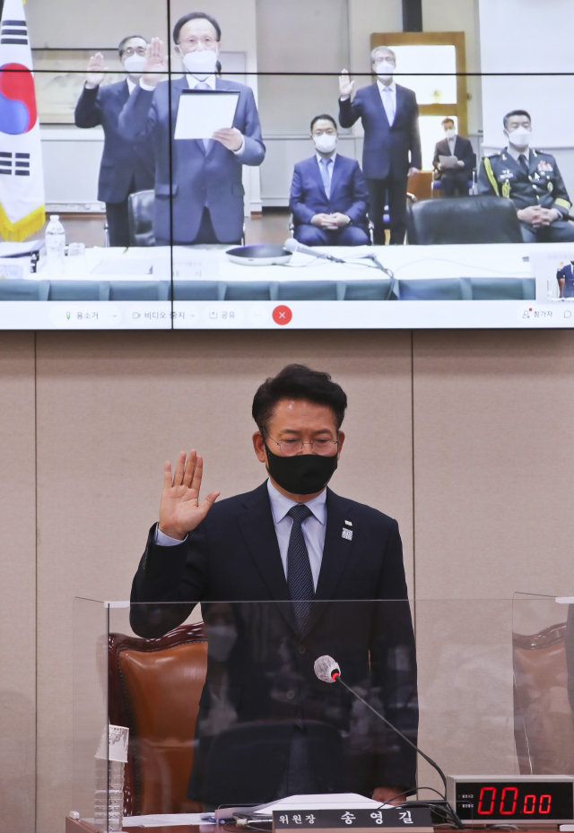 지난 12일 오전 서울 여의도 국회에서 열린 외교통일위원회의 주미대사관 등에 대한 국정감사에서 이수혁 주미대사(모니터)가 증인선서를 하고 있다. 연합뉴스