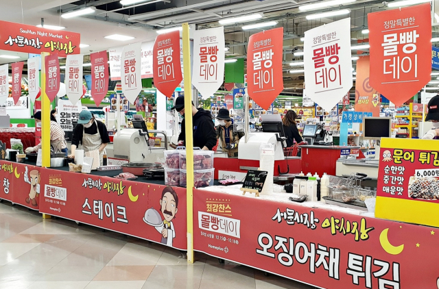 홈플러스는 15일부터 18일까지 4일간 성서점, 칠곡점 쇼핑몰에서 대구 서문시장 야시장 청년 상인들을 초청해 