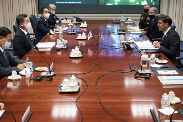 서욱 국방장관(왼쪽 두번째)과 마크 에스퍼 미 국방장관(오른쪽)이 14일(현지시간)미 국방부에서 제52차 한미안보협의회(SCM)를 개최하고 전작권 전환 문제 등을 논의했다. 연합뉴스