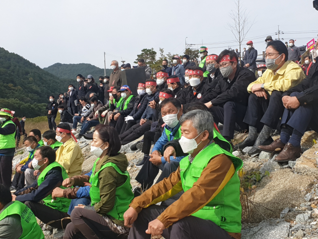 15일 영주댐 수호를 위한 범시민 결의대회에 참석한 시·도의원들이 머리띠를 두르고 영주댐 방류 저지에 나서고 있다. 마경대 기자